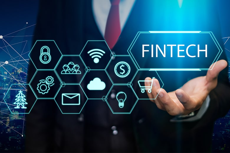 کف دست مردی به سمت بالا که روی آن نوشته است fintech