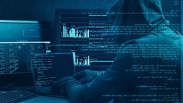 یک هکر غیر قانونی در حال ورود به سیستم های امنیت سایبری 